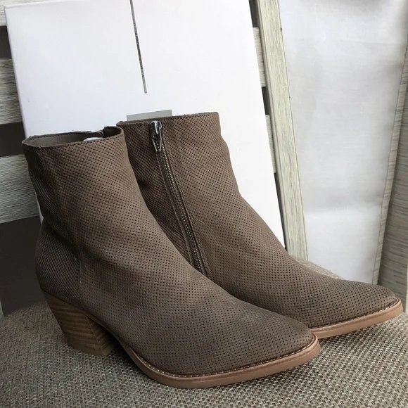 NWT taupe ankle boot with zipper - Picture 2 of 8